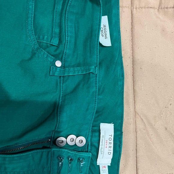 Torrid jegging crop, size 24, color green - Picture 2 of 3